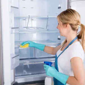 3. تنظيف الثلاجة بانتظام: ​