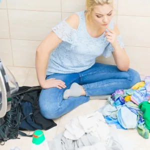 5. عدم تنظيف الملابس بشكل جيد:​